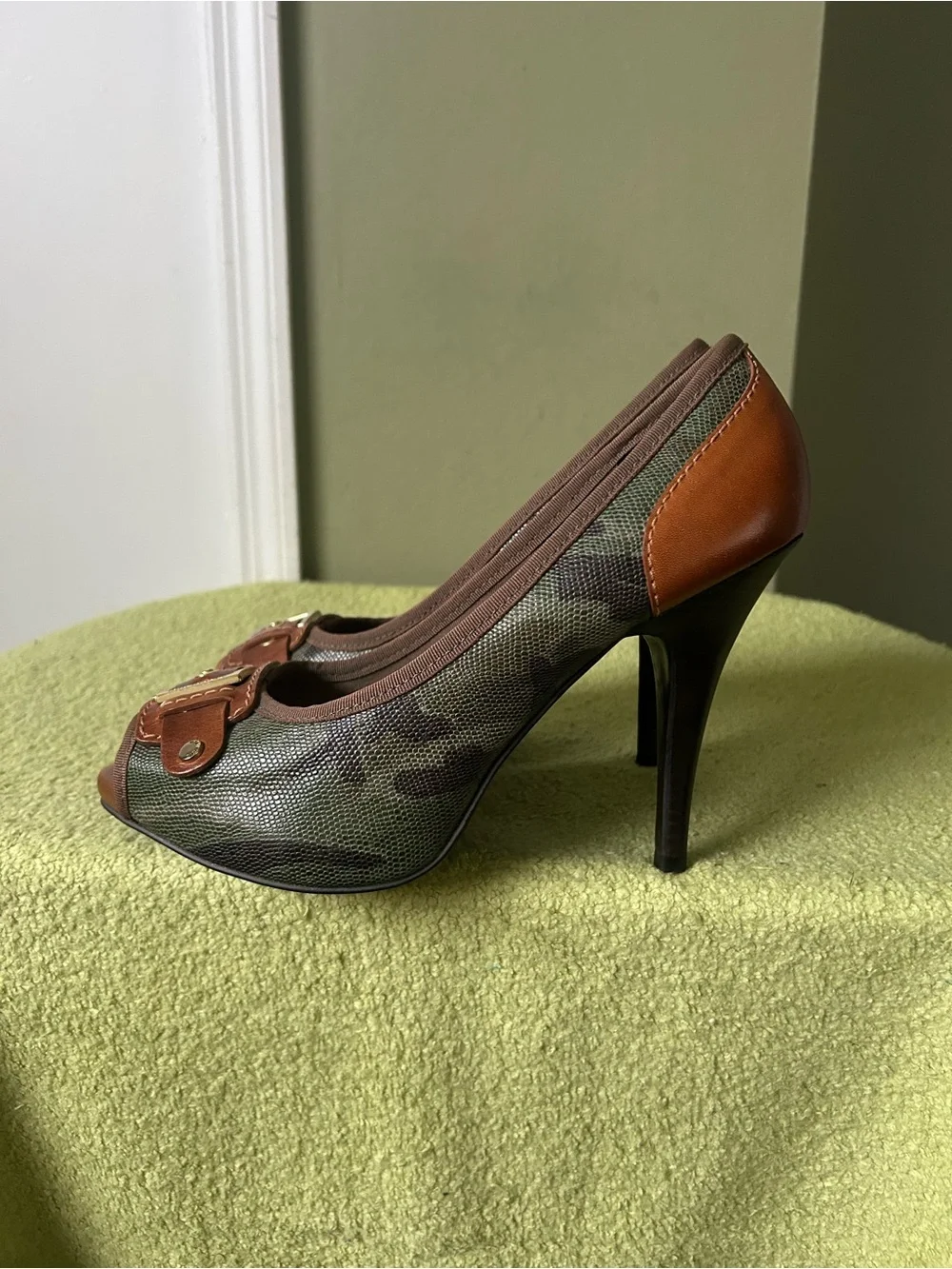 Gianni Bini Green Camo Peep-Toe Heels with Brown Trim Sz 10 M